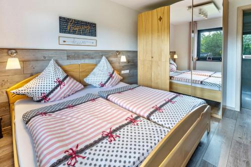 une chambre avec deux lits et un miroir dans l'établissement Am oberen Bühl, à Furtwangen im Schwarzwald