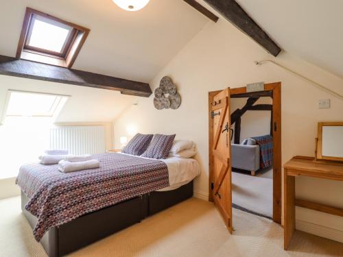 1 dormitorio con cama y espejo en Cefn, en Machynlleth