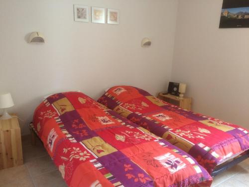 a bedroom with two beds in a room at Appartement Savines-le-lac, aan het meer van Serre-Ponçon te huur per week van zaterdag tot zaterdag par semaine complète de samedi à samedi in Savines