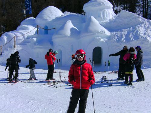 a group of people on skis in front of an ice house at Appartement Savines-le-lac, aan het meer van Serre-Ponçon te huur per week van zaterdag tot zaterdag par semaine complète de samedi à samedi in Savines