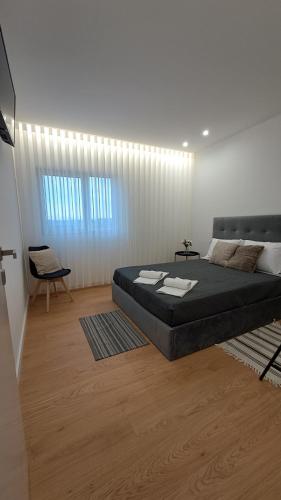 1 dormitorio con 1 cama grande en una habitación en SUNSET APTO, en Póvoa de Varzim