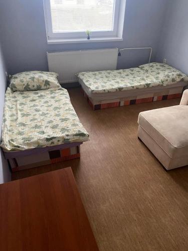 Giường trong phòng chung tại turistická ubytovňa športový areál Žabokreky