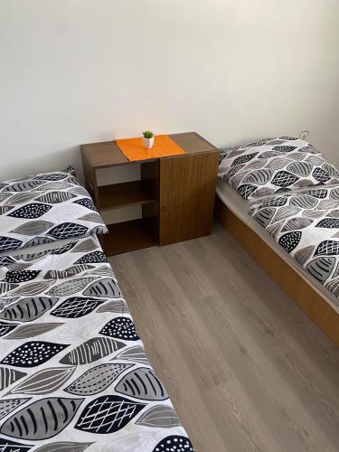 Giường trong phòng chung tại turistická ubytovňa športový areál Žabokreky