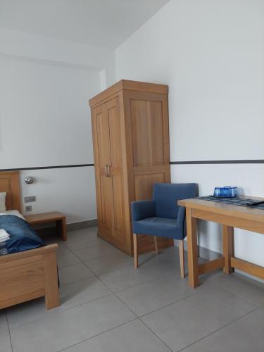 a room with a desk and a chair and a cabinet at Hédervári Lovas Vendégház in Hédervár