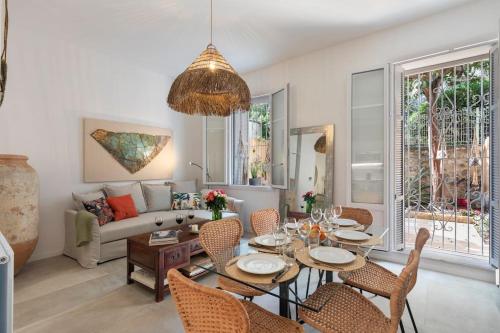 un salon avec une table, des chaises et un canapé dans l'établissement HOME ART, à Nice