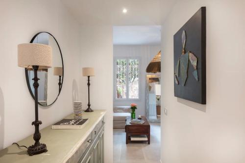 - un dressing avec un miroir et une table dans l'établissement HOME ART, à Nice
