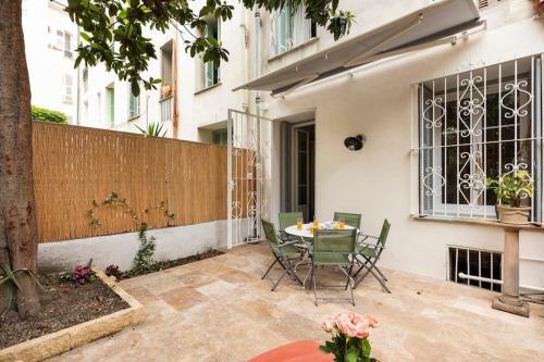 HomeArt - Central, fantastic garden by NiceSitter
