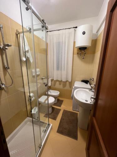 サン・ヴィート・ロ・カーポにあるappartamento residence via giardini Acquamarinaのバスルーム(シャワー、トイレ、シンク付)
