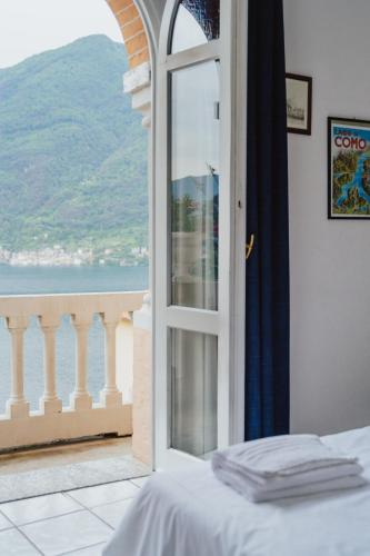 a bedroom with a window with a view of the ocean at Briisa De Ness in Nesso