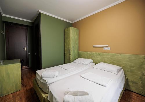Postel nebo postele na pokoji v ubytování Hotel Tbilisi Central by Mgzavrebi