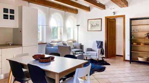 cocina y sala de estar con mesa y sillas en Mansarda Bucaneve, en Craveggia