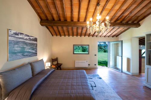 1 dormitorio con 1 cama grande y techo de madera en Casanova di Campriano, en Lupompesi