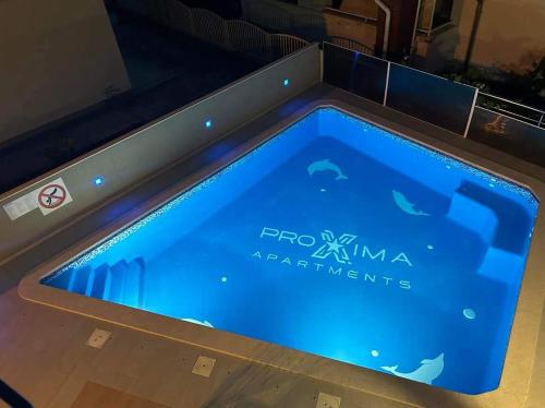 una piscina con un cartel. en Apartments Proxima en Trogir