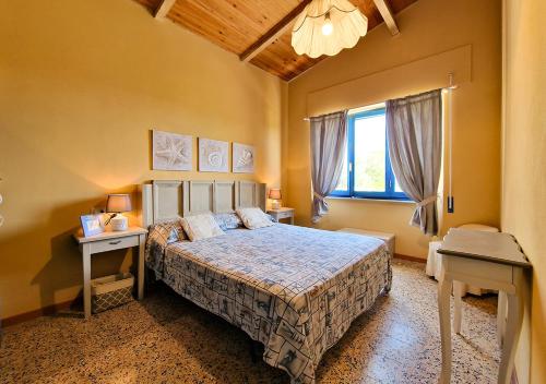 ラ・マッダレーナにあるVillino Marinellaのベッドルーム(ベッド1台、窓付)