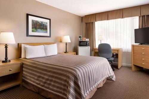 Travelodge by Wyndham Simcoeにあるベッド