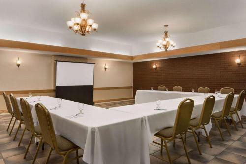 Travelodge by Wyndham Simcoeにあるビジネスエリアまたは会議室