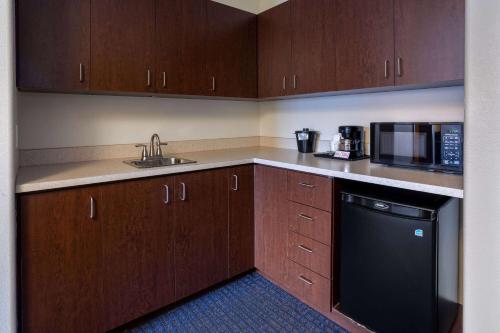Una cocina o zona de cocina en Super 8 by Wyndham Lachenaie/Terrebonne