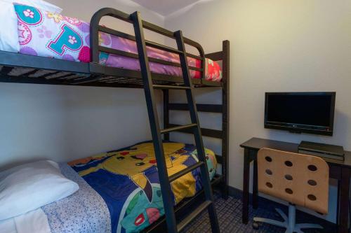 Cama o camas de una habitación en Super 8 by Wyndham Lachenaie/Terrebonne
