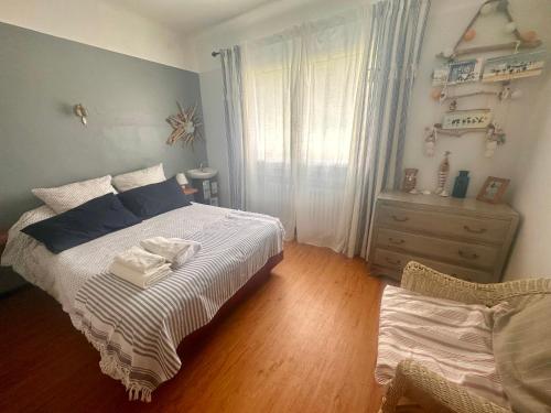ein Schlafzimmer mit einem großen Bett und einer Kommode in der Unterkunft la villa provençale in La Motte-Chalançon