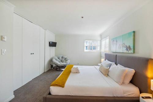Giường trong phòng chung tại La Jolla Breeze - Ocean Views Condo!