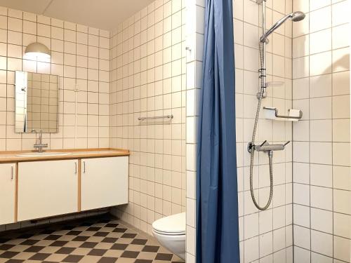 Bilik mandi di Two-Bedroom Apartment Located In The Charming City Of Fredericia