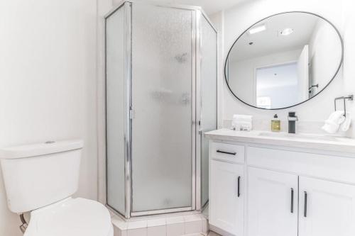 Un baño con ducha, inodoro y lavabo. en Seas the Day by Cardo - La Jolla Beachfront, en San Diego