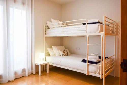 a bedroom with two bunk beds in a room at Can Falga Alojamiento en el corazón de Besalú in Besalú