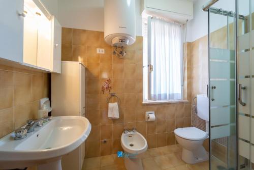 a bathroom with a sink and a toilet at GRANELLI DI SABBIA in Alghero