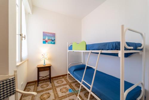 a bedroom with two bunk beds and a table at GRANELLI DI SABBIA in Alghero