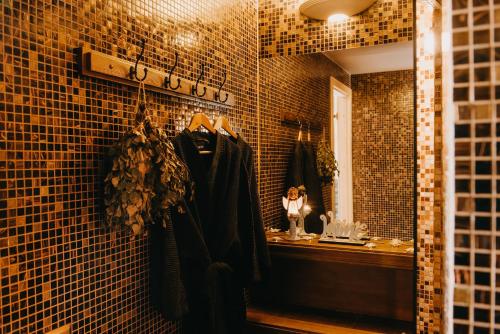 W łazience znajduje się umywalka i lustro. w obiekcie SPA NAMIŅŠ w mieście Valmiera