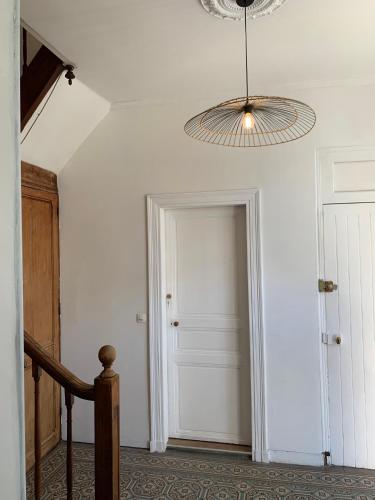 un couloir avec une porte et un plafond dans l'établissement La maison des trois mâts, à Rochefort