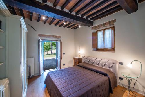 a bedroom with a bed and a glass table at Casanova di Campriano in Lupompesi