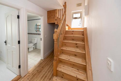 Un escalier mène à une salle de bains pourvue de toilettes. dans l'établissement Clonea Beach Houses, à Dungarvan