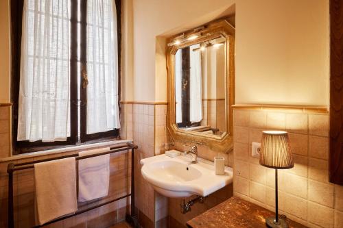 bagno con lavandino e specchio di Residenza Stuart - Green Tea - Dimora Storica a Montepulciano
