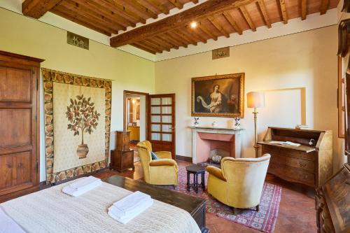 una camera con letto, camino e pianoforte di Residenza Stuart - Green Tea - Dimora Storica a Montepulciano