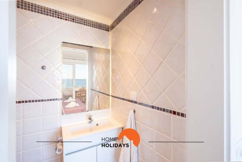 W łazience znajduje się umywalka i lustro. w obiekcie #017 Private SeaView with AC, 200 mts Beach w Albufeirze