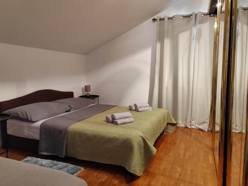 1 dormitorio con 1 cama con 2 toallas en Apartmani Doroteja en Bibinje