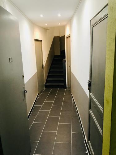 un couloir avec des portes et des escaliers dans un bâtiment dans l'établissement Appartement T2 Florida, à Amiens