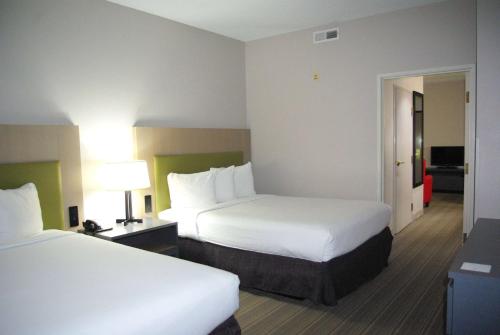 Letto o letti in una camera di Wingate by Wyndham Matthews - Charlotte