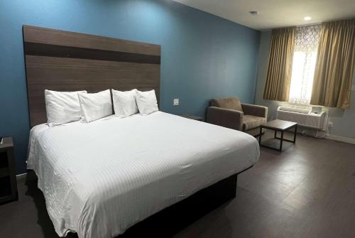 Postel nebo postele na pokoji v ubytování Baymont by Wyndham Freeport Texas