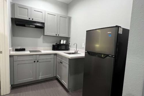 Kuchyň nebo kuchyňský kout v ubytování Baymont by Wyndham Freeport Texas