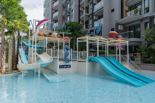 - une piscine avec toboggan dans un complexe dans l'établissement Best Western Plus Carapace Hotel Hua Hin, à Hua Hin
