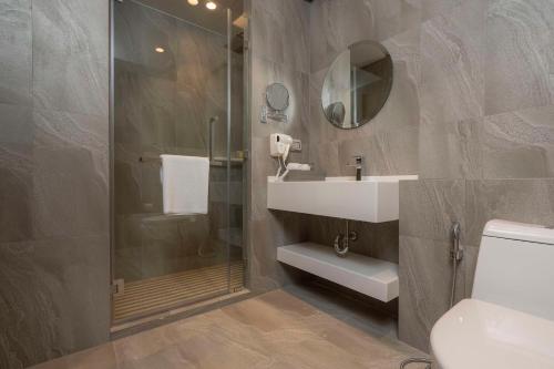 Bilik mandi di Best Western Plus Carapace Hotel Hua Hin