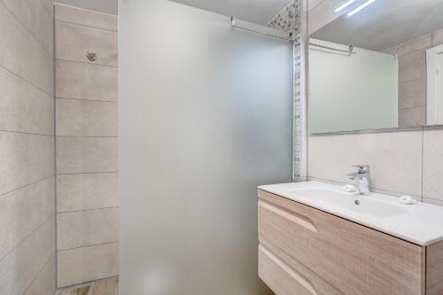 a bathroom with a sink and a mirror at Paraiso II EQ FREE WIFI in Playa Paraiso