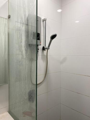 W łazience z przeszklonymi drzwiami znajduje się prysznic. w obiekcie Highpark suites w mieście Petaling Jaya
