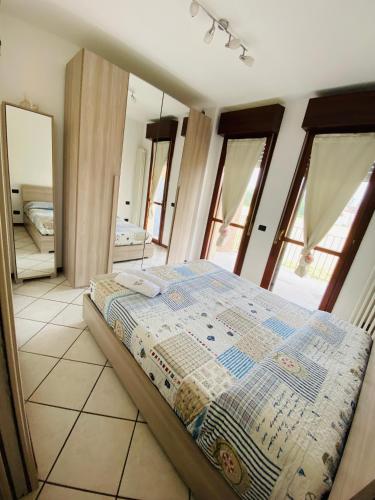 1 dormitorio con 1 cama en una habitación con ventanas en B&B VALE, en Viarolo