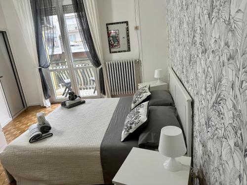 una camera da letto con un letto e una finestra di Appartamento al mare a Rimini