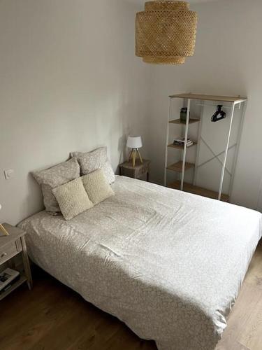Postel nebo postele na pokoji v ubytování Cozy flat, quiet retreat w/ queen bed near forest