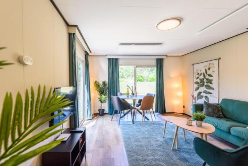 - un salon avec un canapé et une table dans l'établissement Chalet met eigen tuin aan de Veluwse bosrand, à Putten
