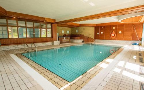 una gran piscina en un gran edificio en loft panorama Tre cime Dobbiaco Cortina, en Dobbiaco